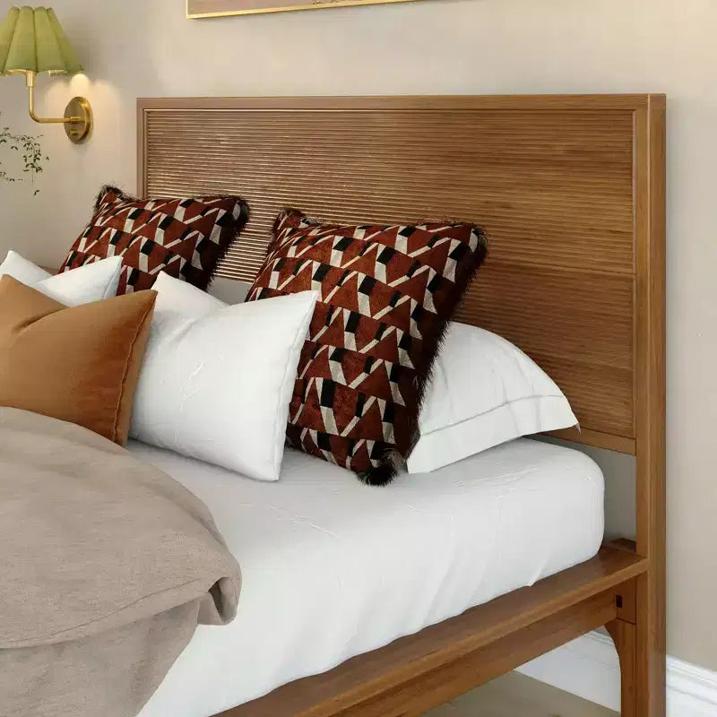 Struttura letto moderna in stile medievale