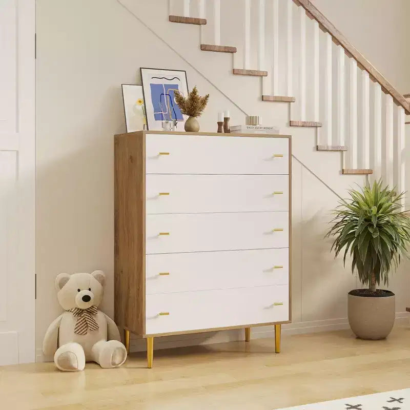 Komoda do sypialni w stylu rustykalnym, drewniana komoda z uchwytami listwowymi, o nowoczesnym, vintage’owym wzornictwie, pojemny organizer do sypialni lub salonu