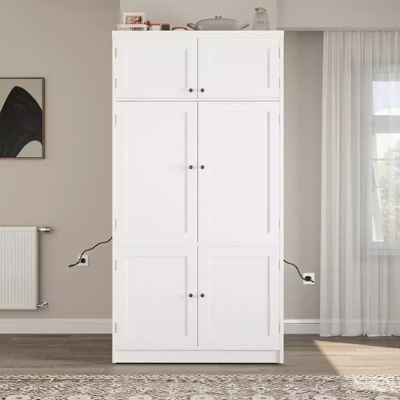 Wysoka szafka kuchenna ze schowkiem i gniazdkami elektrycznymi, duża wolnostojąca szafka z miejscem na kuchenkę mikrofalową, szufladami, półkami, stojakami na wino i półką na drzwiach