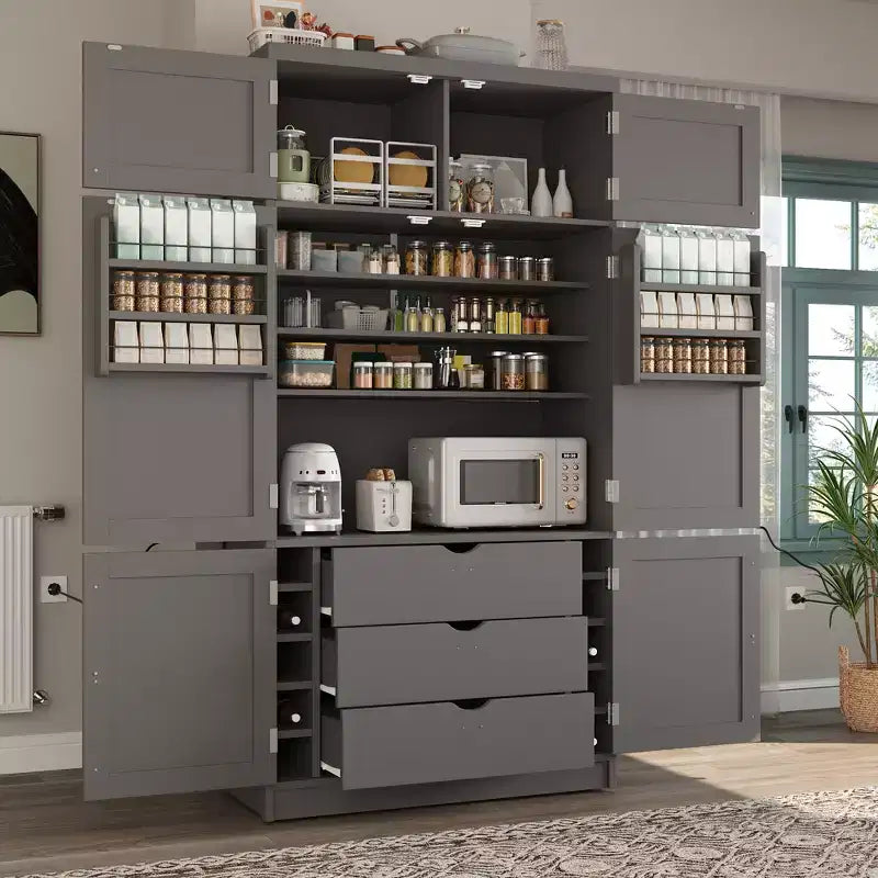 Wysoka szafka kuchenna ze schowkiem i gniazdkami elektrycznymi, duża wolnostojąca szafka z miejscem na kuchenkę mikrofalową, szufladami, półkami, stojakami na wino i półką na drzwiach