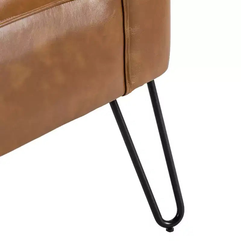 Sedia d'accento contemporanea con schienale trapuntato, rivestimento in ecopelle e gambe in metallo