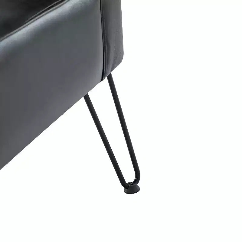 Sedia d'accento contemporanea con schienale trapuntato, rivestimento in ecopelle e gambe in metallo